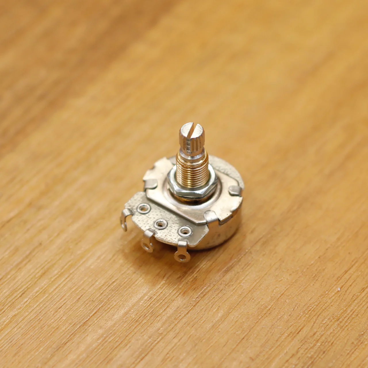 Alpha Knurled Split Shaft Potentiometer 250K/500K