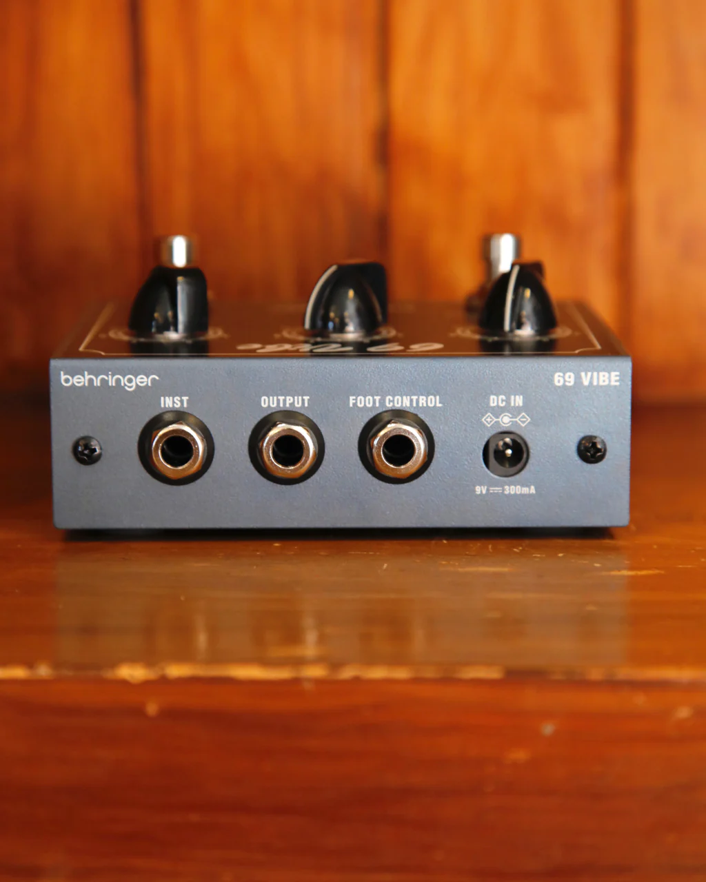 Behringer 69 Vibe Chorus & Vibrato Pedal - Image 3