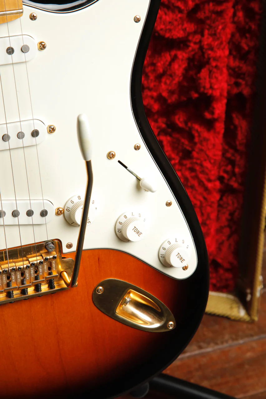 Fender 60th Anniversary Commemorative Stratocaster 2-Colour Sunburst 2014 Pre-Owned - Image 7