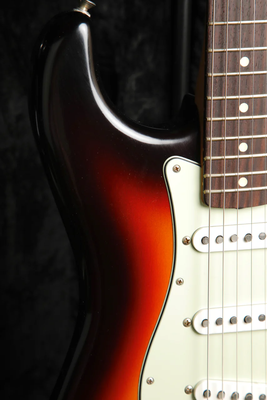 Fender Limited Edition Vintera II Road Worn '60s Stratocaster 3-Colour Sunburst - Image 7