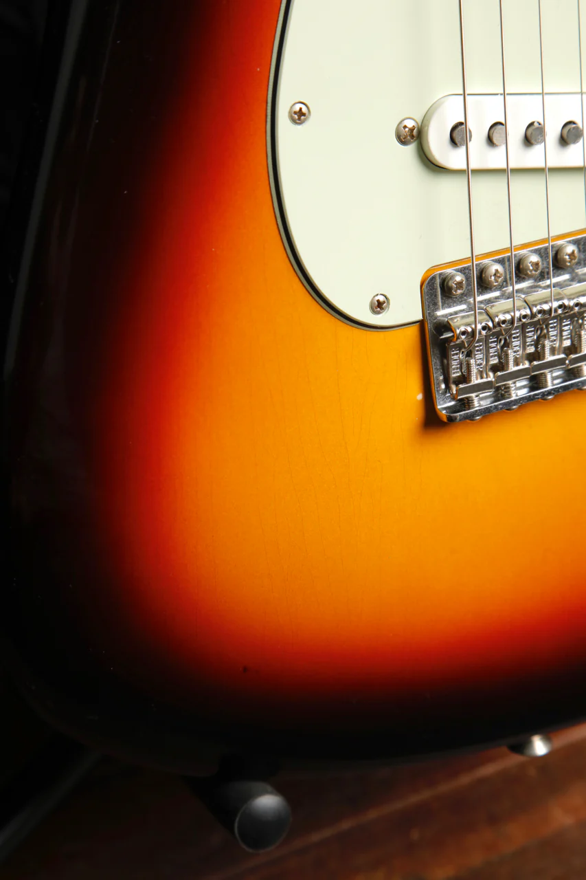 Fender Limited Edition Vintera II Road Worn '60s Stratocaster 3-Colour Sunburst - Image 8