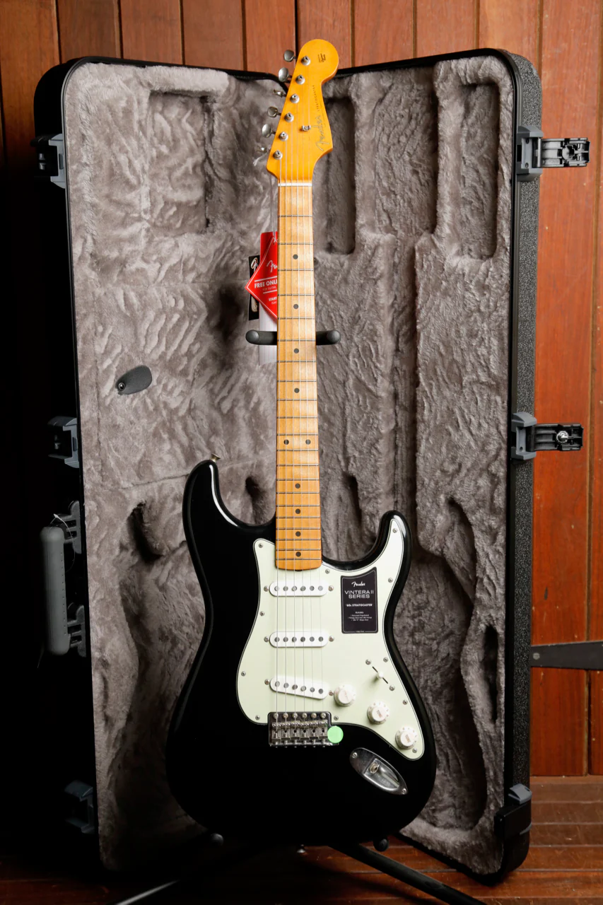 Fender Limited Edition Vintera II Road Worn '60s Stratocaster Black - Image 2