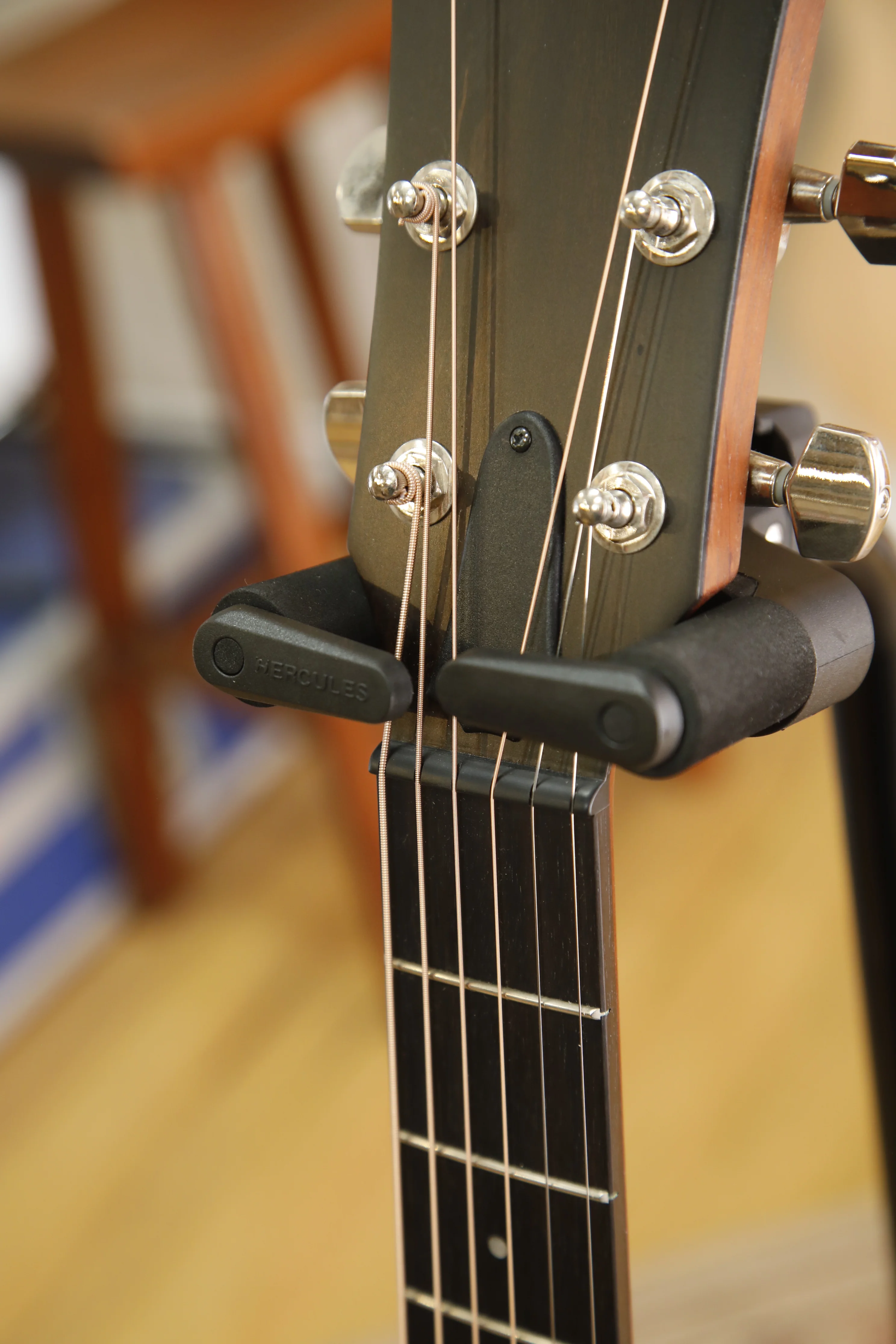Hercules Locking Adjustable Guitar Stand - Image 3