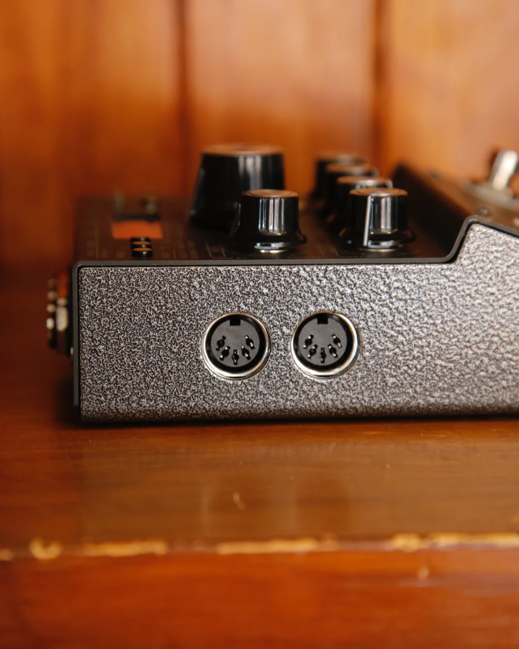Suhr Dark Discovery Analog Delay Pedal - Image 4