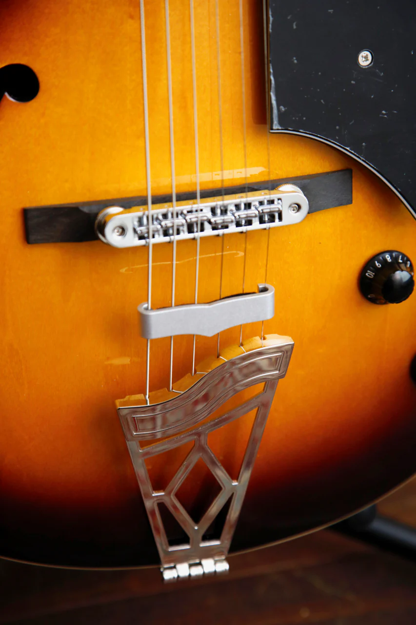 Vox Giulietta VGA-3D Sunburst Archtop Electric Guitar - Image 6